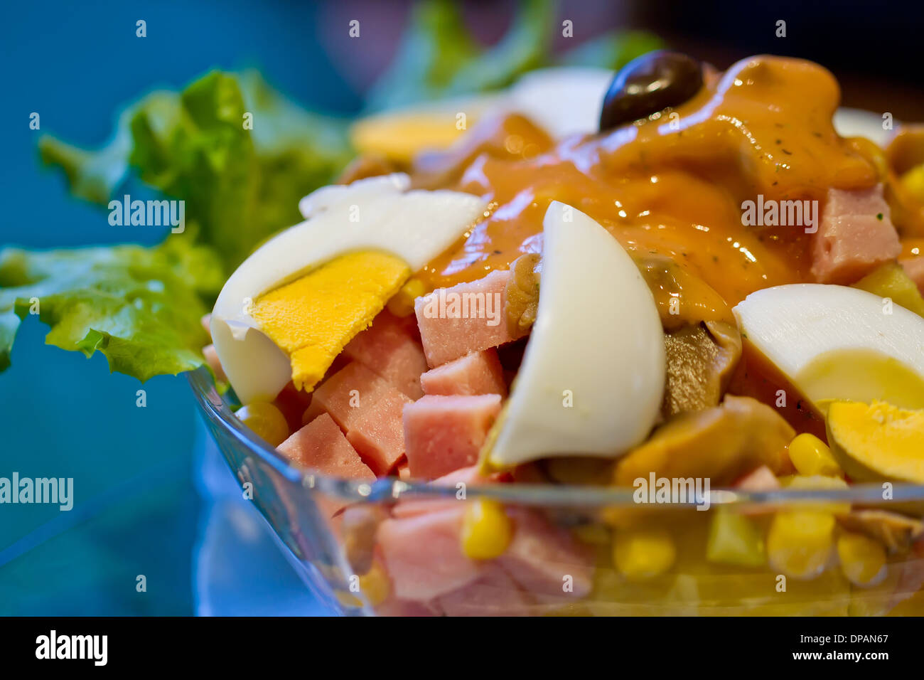 SLAD mit Eiern, Schinken und grünem Salat. Bild für Menü-Design. Stockfoto