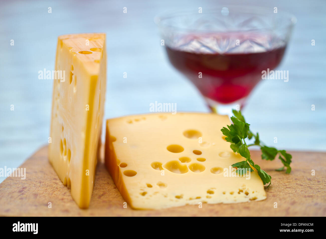 Emental Käse und Wein mit kurzen DOF zu schießen Stockfoto