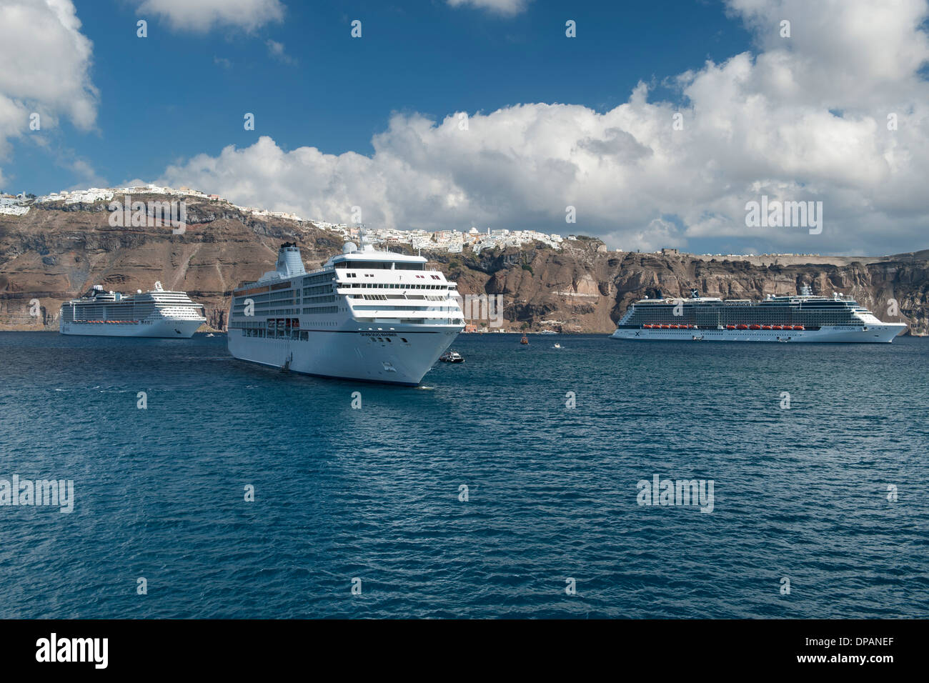 Blick auf das Dorf von Fira und Kreuzfahrt-Schiffe vor der Küste der griechischen Insel Santorini verankert. Stockfoto