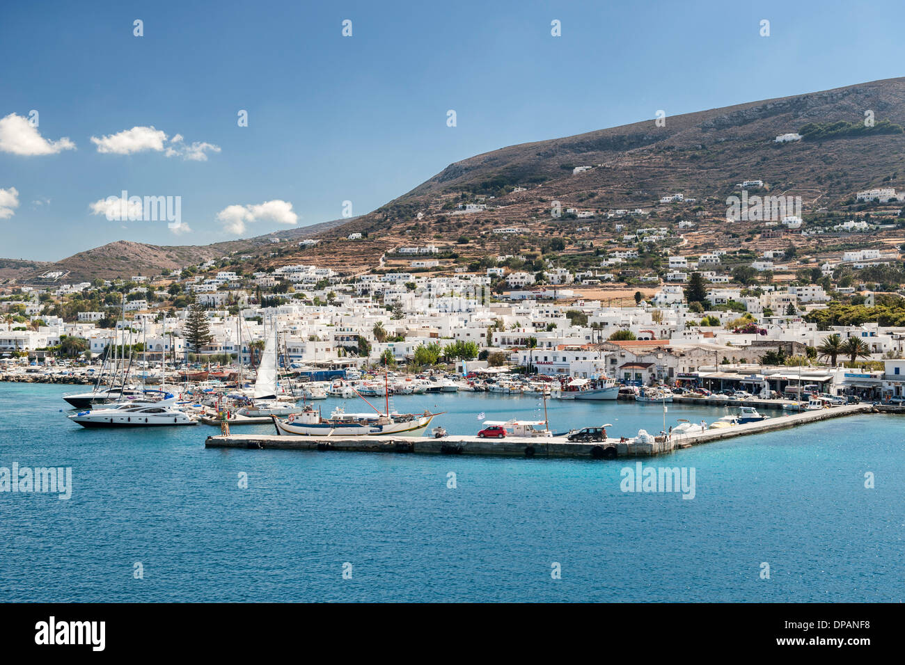 Der Hafen und der griechischen Insel Paros in der Ägäis. Stockfoto