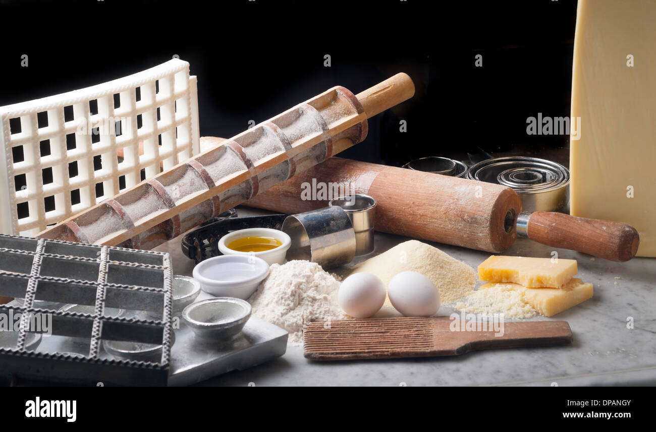Werkzeuge, Geschirr, Zutaten, frischen Pasta zu machen Stockfoto
