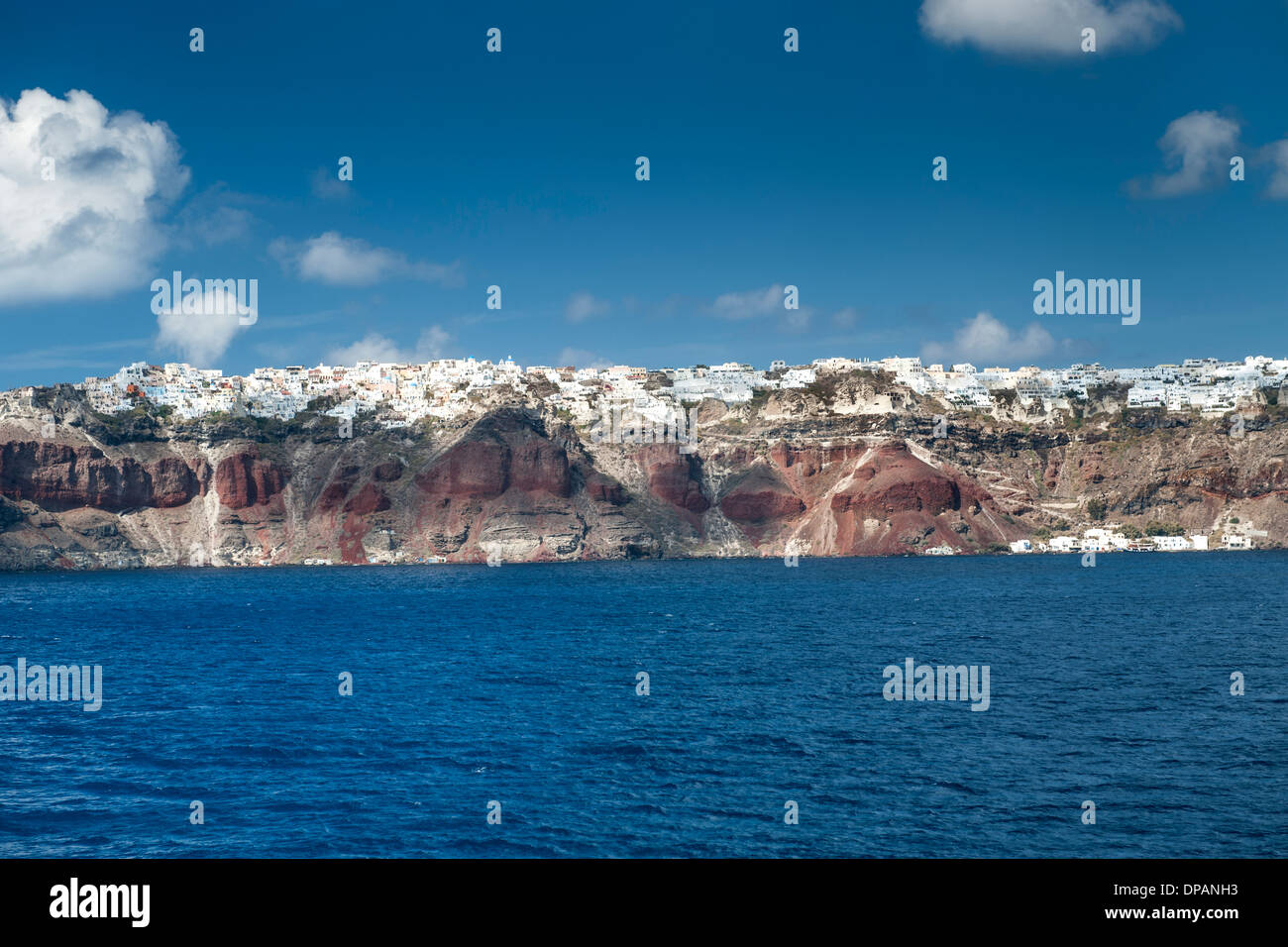 Blick auf den alten Hafen und Dorf Fira auf der griechischen Insel Santorin. Stockfoto