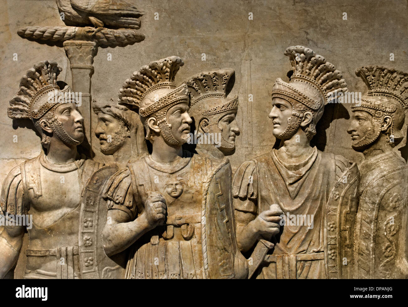 Römisches Marmorrelief, das Soldaten der Elite der Prätorianergarde darstellt, ursprünglich vom Claudiusbogen in Rom (ca. 51–52 n. Chr.) Louvre-Lens-Museum Stockfoto