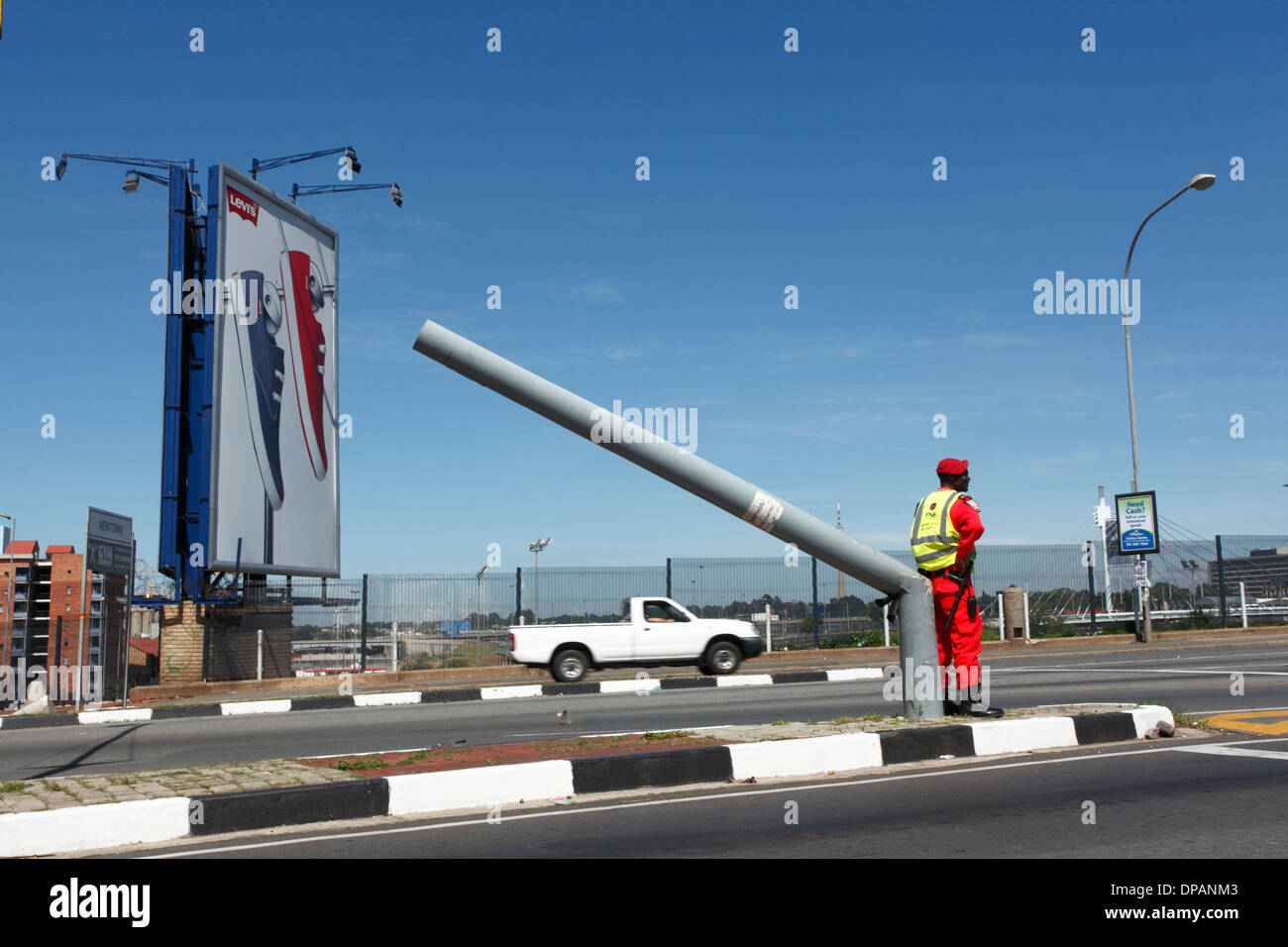 Privater Wachmann stand auf dem Postweg eine defekte Lampe am Königin-Elisabeth-Brücke. Die Innenstadt von Johannesburg. Südafrika Stockfoto