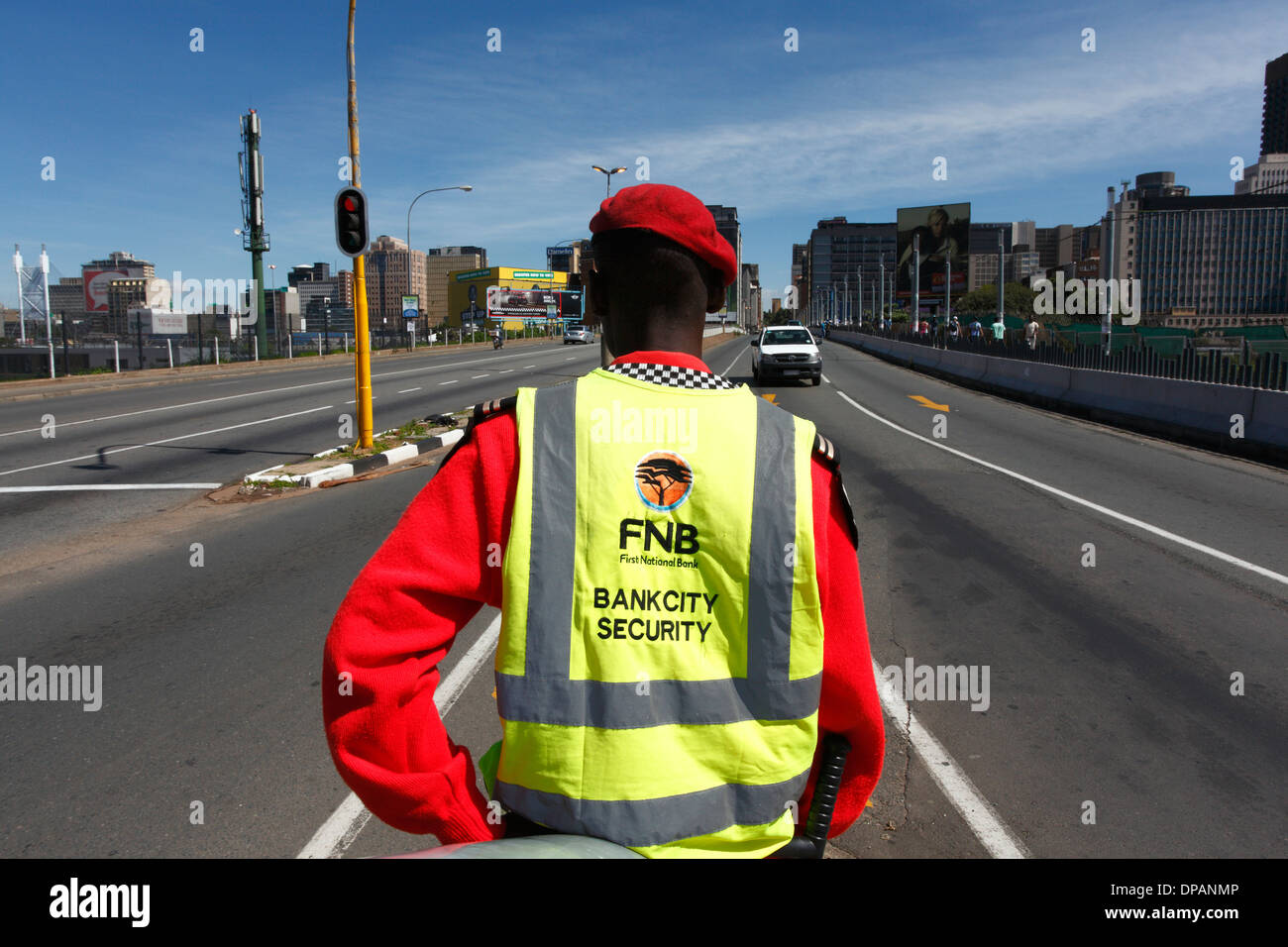 Privater Wachmann auf Königin-Elisabeth-Brücke stand. Die Innenstadt von Johannesburg. Südafrika Stockfoto