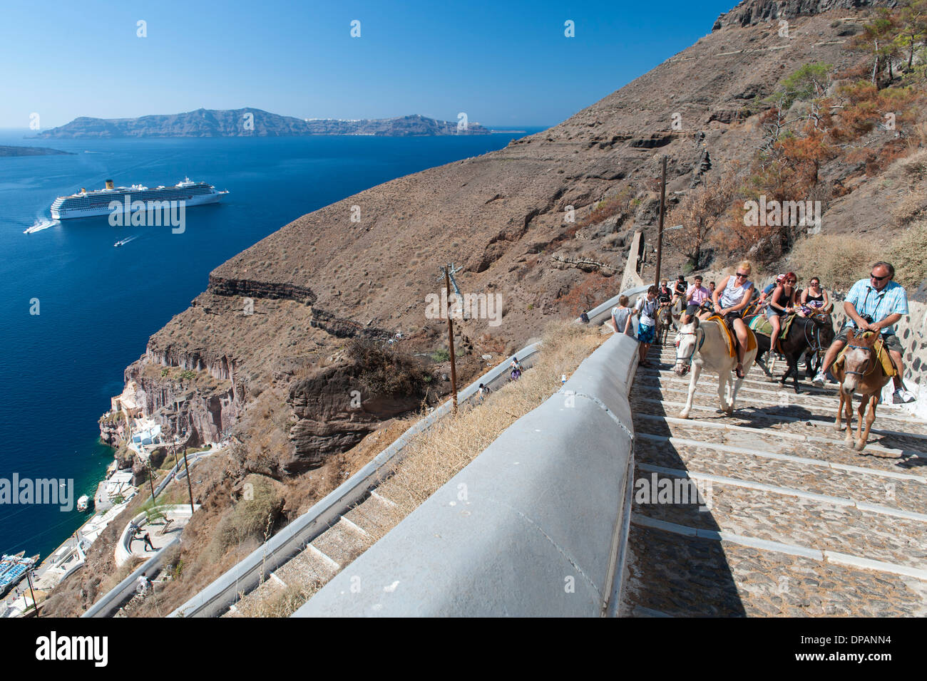 Touristen, die Reiten Esel über die Treppe führt vom alten Hafen, das Dorf Fira auf der griechischen Insel Santorin. Stockfoto