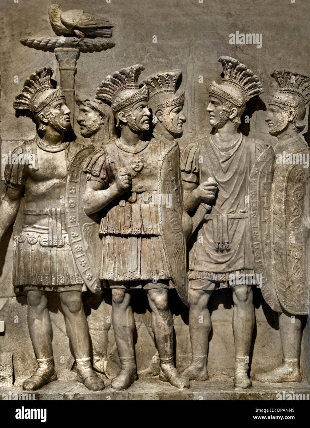 Römisches Marmorrelief, das Soldaten der Elite der Prätorianergarde darstellt, ursprünglich vom Claudiusbogen in Rom (ca. 51–52 n. Chr.) Louvre-Lens-Museum Stockfoto