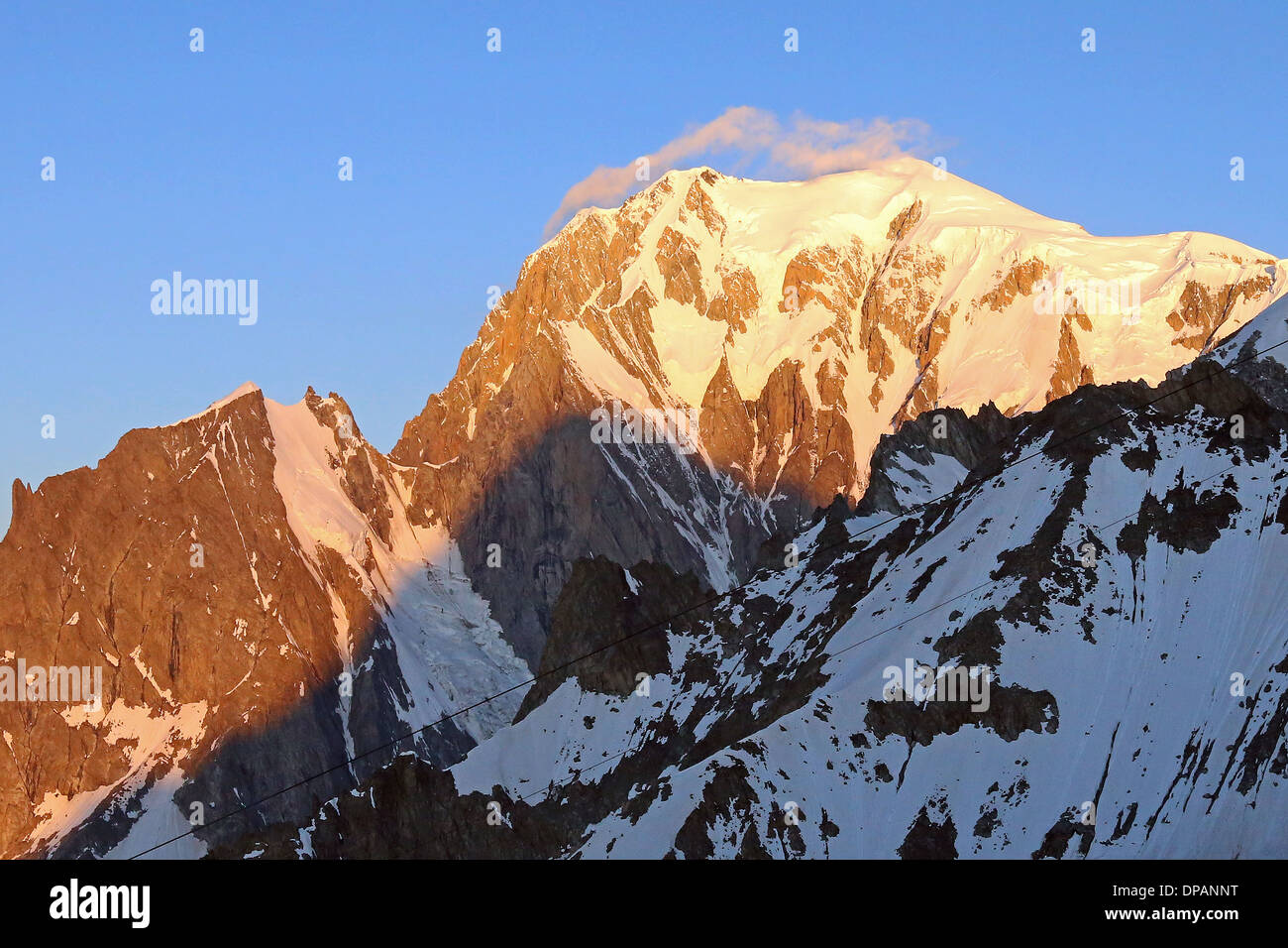 Sonnenlicht bei Sonnenaufgang auf dem Mont Blanc Berggipfel. Alpenlandschaft. Aostatal. Italienische Alpen. Europa. Stockfoto