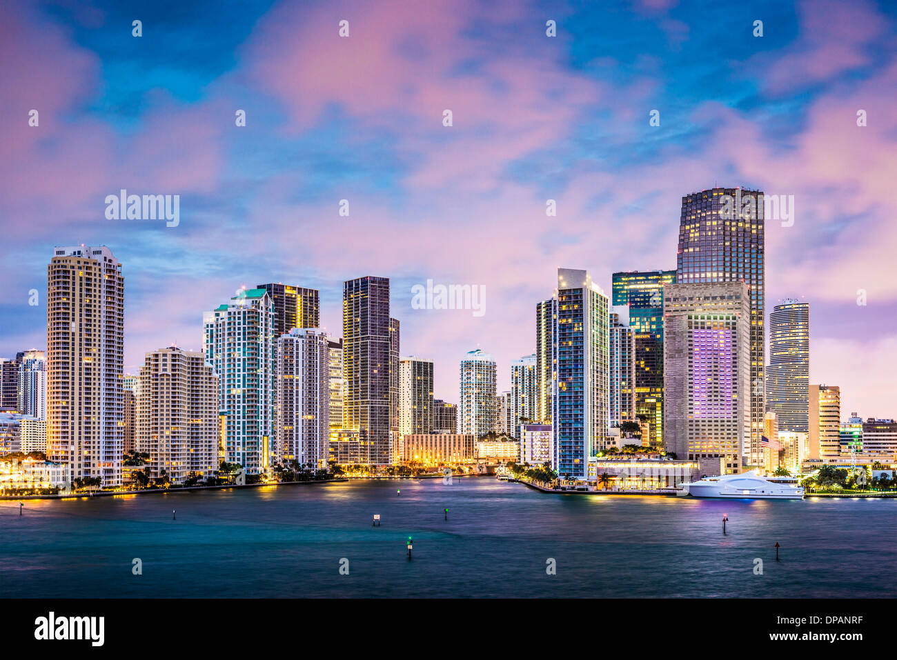 Skyline von Miami, Florida, USA am Brickell Key und Miami River. Stockfoto
