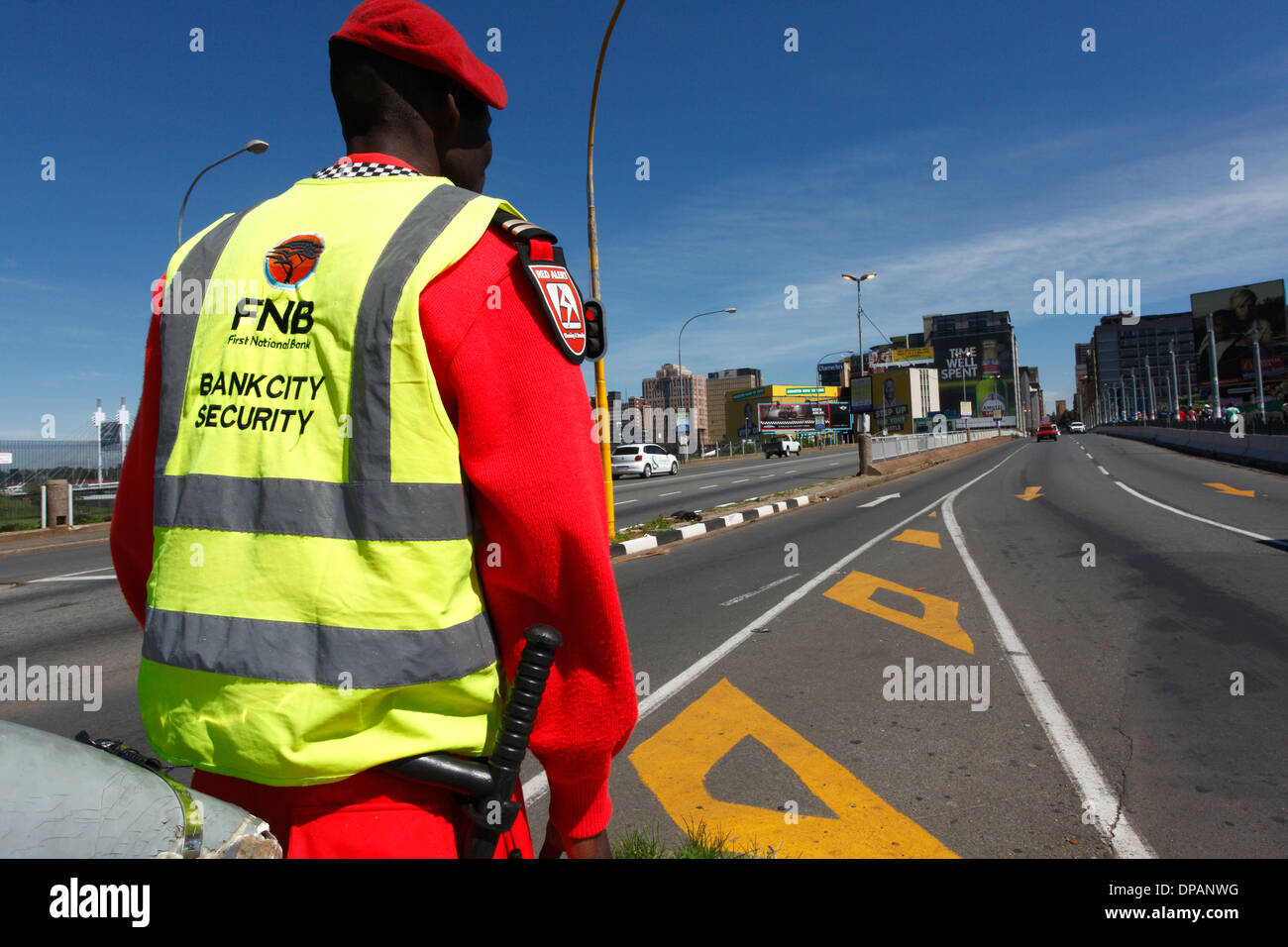 Privater Wachmann auf Königin-Elisabeth-Brücke stand. Die Innenstadt von Johannesburg. Südafrika Stockfoto