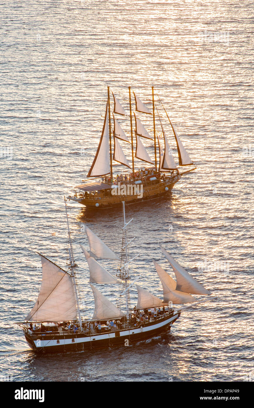 Segelboote vor der Küste von Santorini in Griechenland. Stockfoto