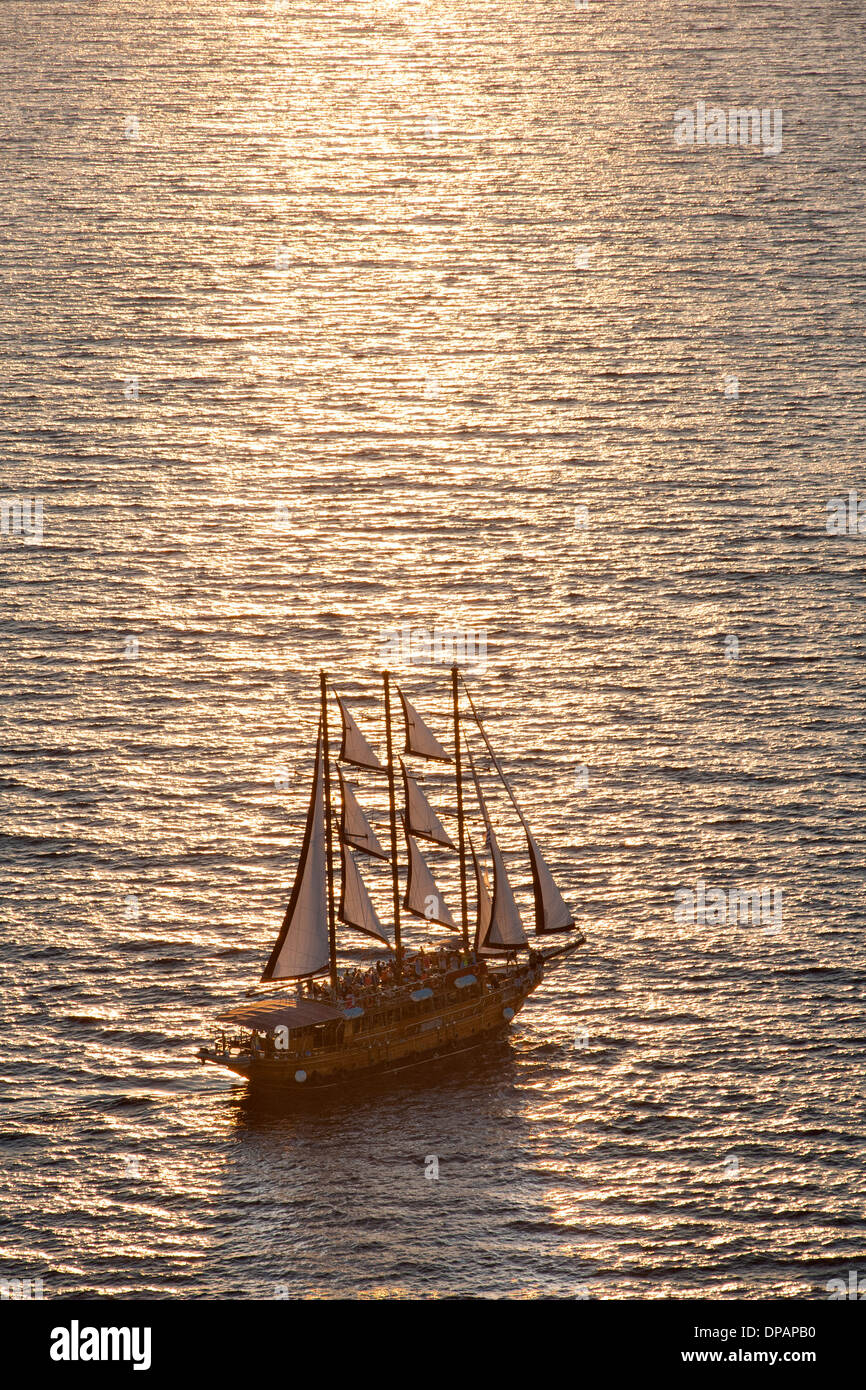 Segelboot vor der Küste von Santorini in Griechenland. Stockfoto