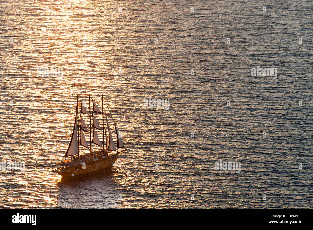 Segelboot vor der Küste von Santorini in Griechenland. Stockfoto