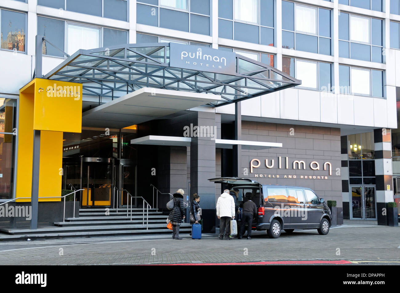 Pullman Hotel mit dem Taxi und Menschen in Front aus Euston Road, London England UK Stockfoto