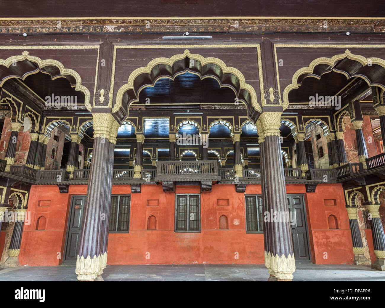 Empfangshalle und Fürstenloge Tipu Sultan Palace in Bangalore. Stockfoto