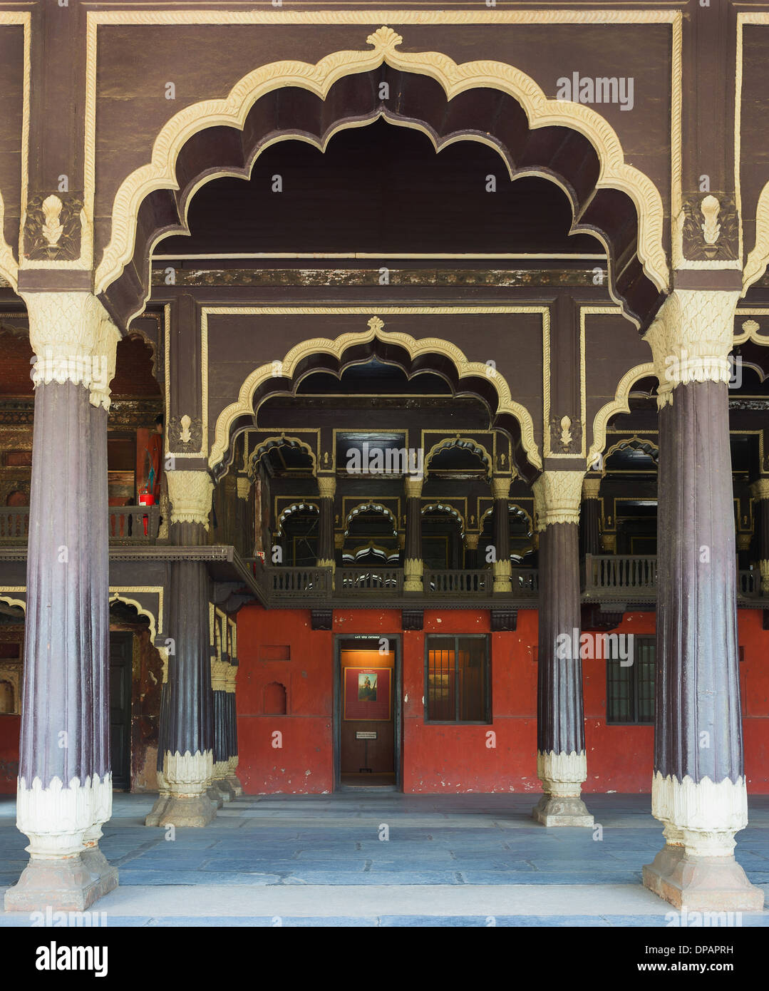 Die Teak Säulen tragen das Dach der Empfangshalle Tipu Sultan Palace in Bengaluru. Stockfoto