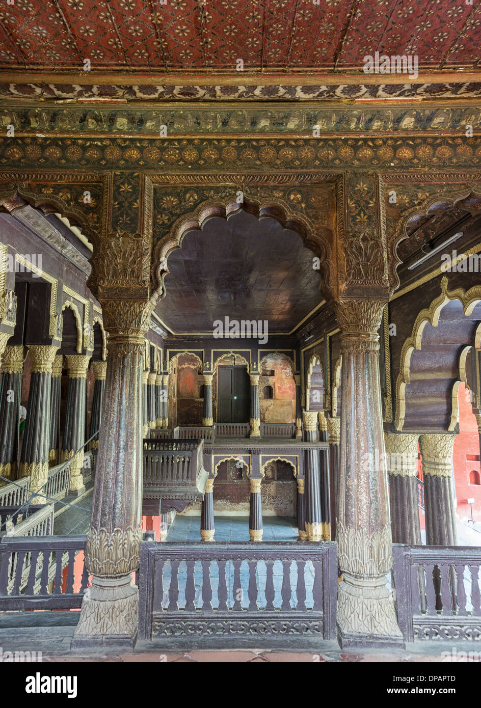 Mit Blick auf die Empfangshalle aus dem Obergeschoss in Tipu Sultan Palace in Bengaluru. Stockfoto