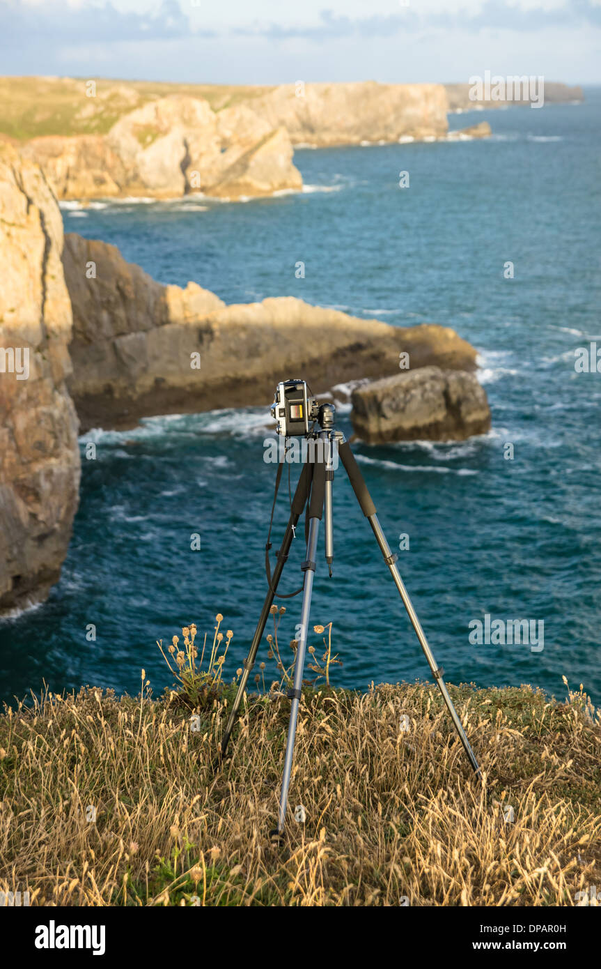 Kamera auf dem Stativ auf felsigen Klippen in Pembrokeshire Coast National Park Wales Vereinigtes Königreich UK Stockfoto