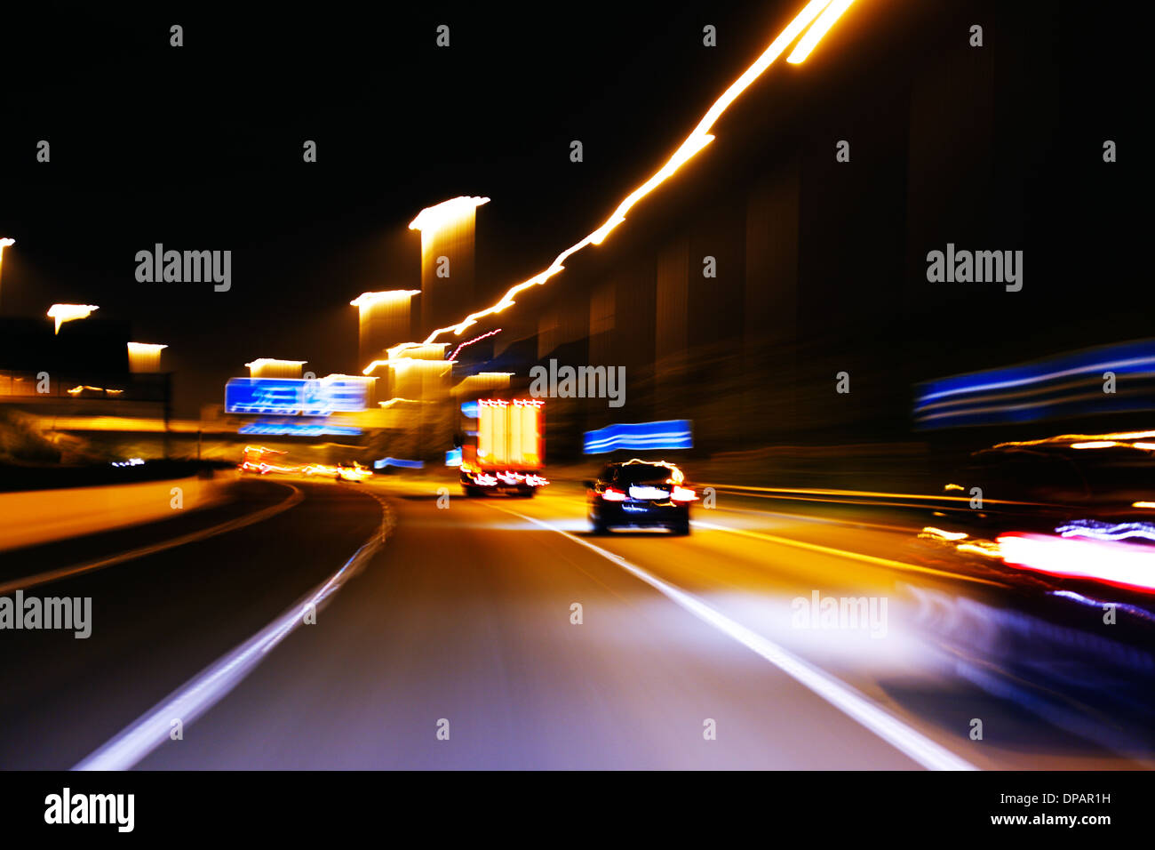 Eine Impression-Stil des Bildes des fließenden Verkehr auf einem motor Weg in der Nacht Stockfoto