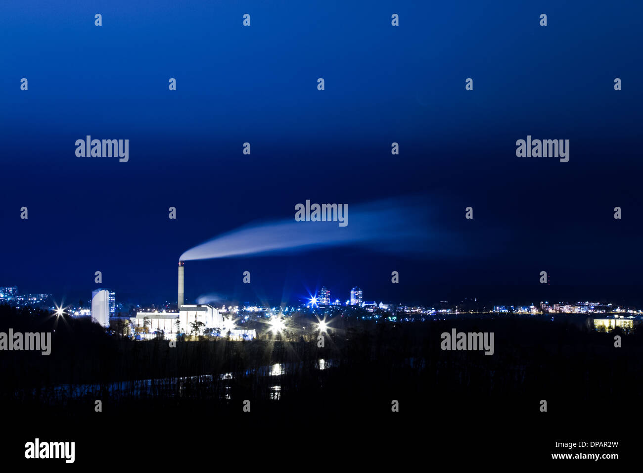 Rauch aus einem Kraftwerk bei Nacht, 30 s Belichtung. Stockfoto