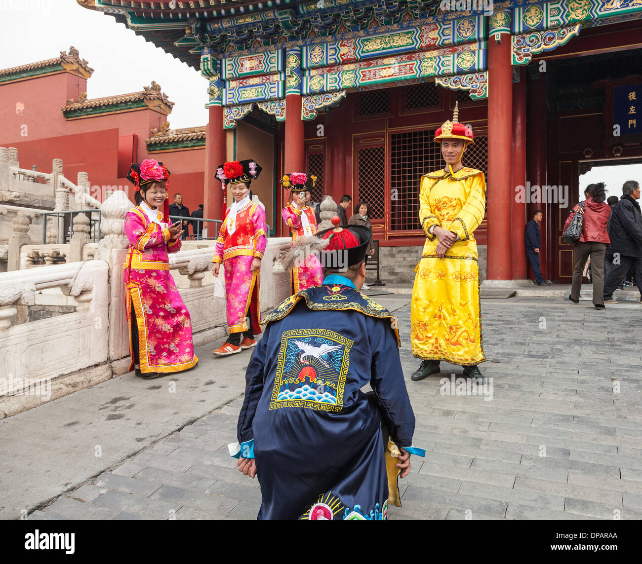 Zeremonie im Tempel in China; Chinesische Tradition Kleid oder Kostüm in Peking in der verbotenen Stadt gesehen Stockfoto