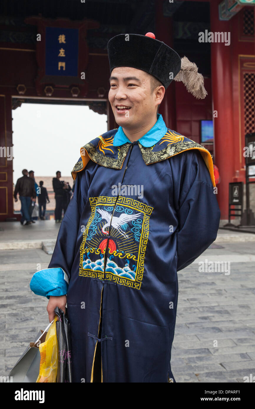 Mann posiert in China; Chinesische Tradition Kleid oder Kostüm in Peking in der verbotenen Stadt gesehen Stockfoto