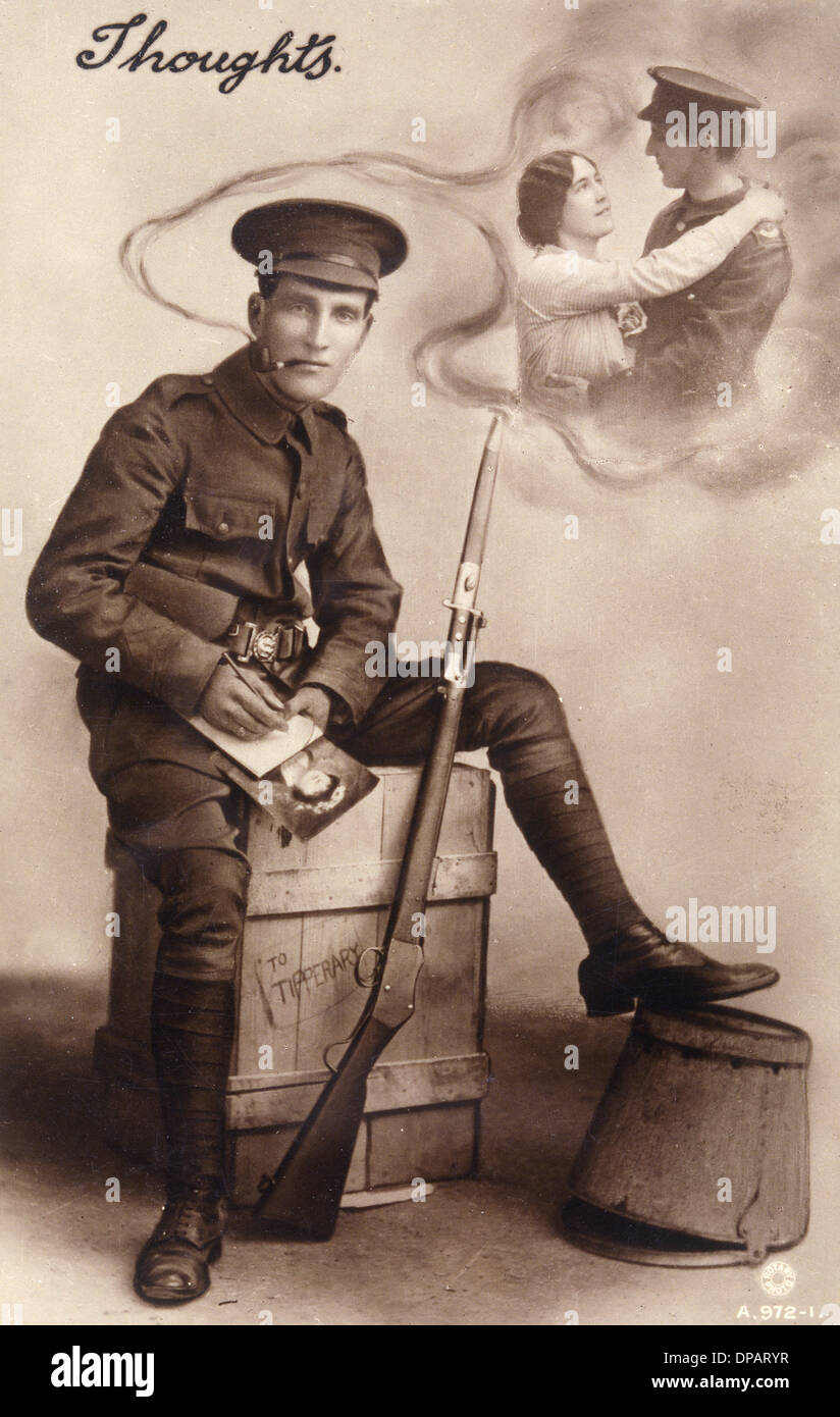 WWI Postcard - Ein Soldat denkt an das Mädchen, das er zurückgelassen hat Stockfoto