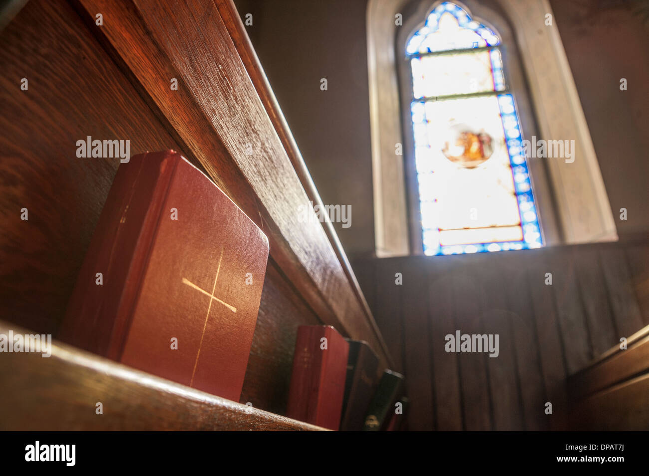 Kirche-Pew und Buntglas-Fenster-Licht Stockfoto