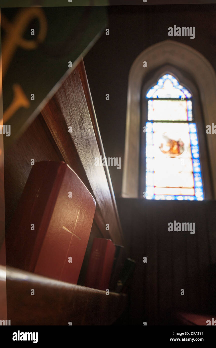 Kirche-Pew und Buntglas-Fenster-Licht Stockfoto