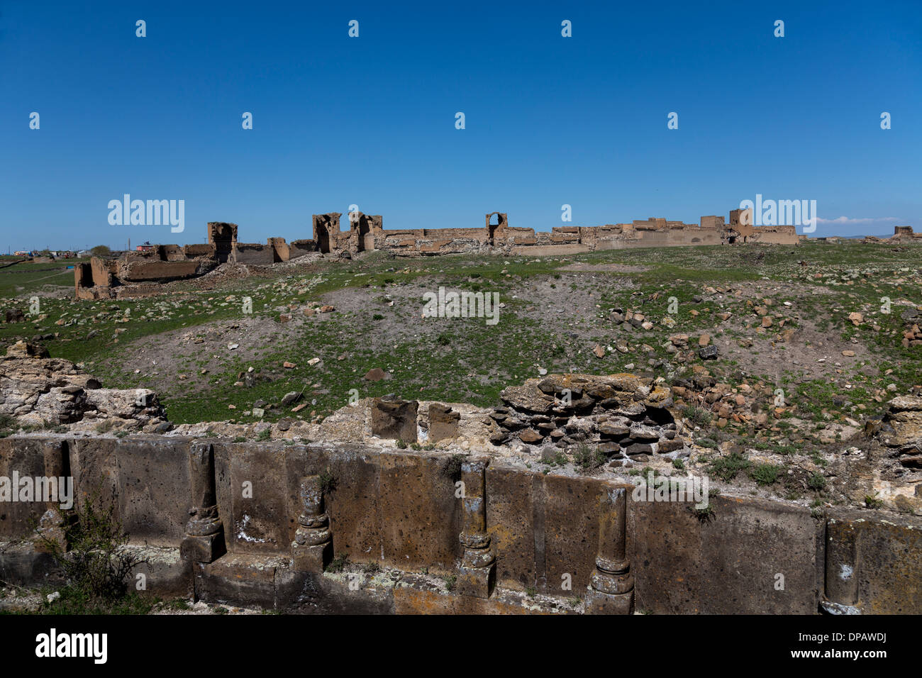 Blick auf Mauern von Ani von King Gagik's Church of St. Gregory, Ani, Türkei Stockfoto