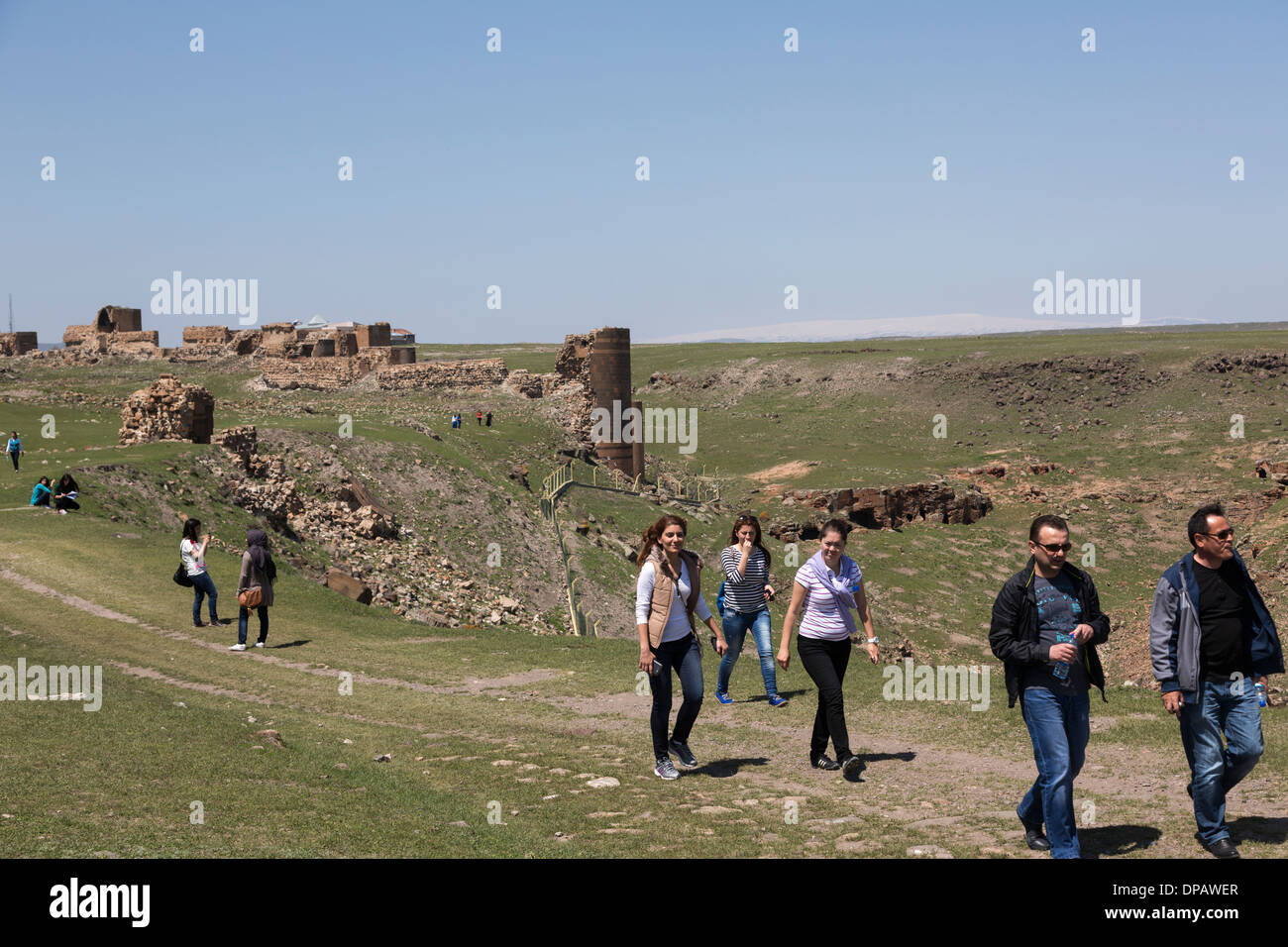 Architektur-Professor und Studierende auf Exkursion in der zerstörten Stadt von Ani, Türkei Stockfoto