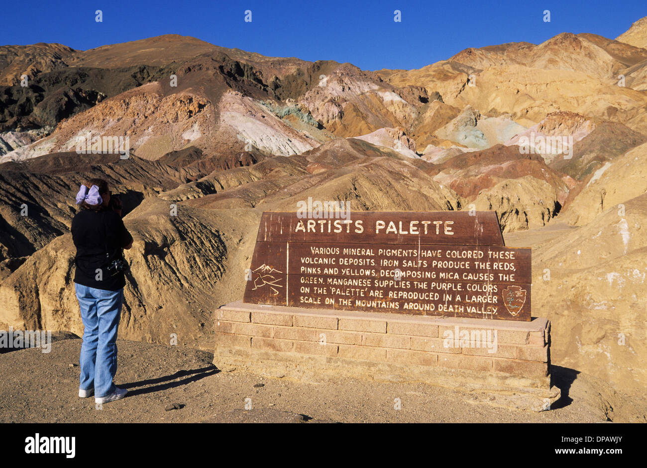Elk248-1412 Kalifornien, Death Valley National Park, Künstler-Laufwerk, Künstler-Palette, Besucher mit Schild Stockfoto