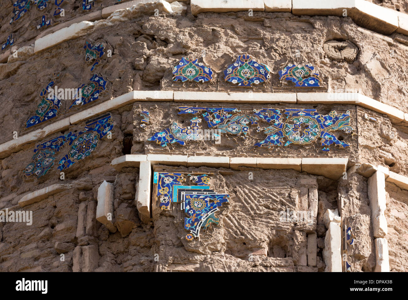 Detail der Fliesen auf zerstörten Minarett der Moschee von Gawhar Shad, Herat, Afghanistan Stockfoto