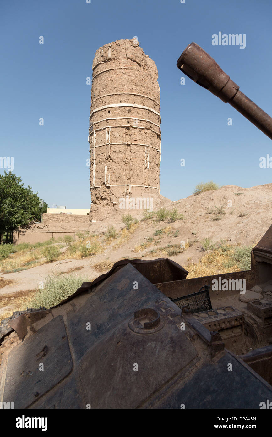 zerstörte Panzer neben zerstörten Minarett der Moschee von Gawhar Shad, Herat, Afghanistan Stockfoto