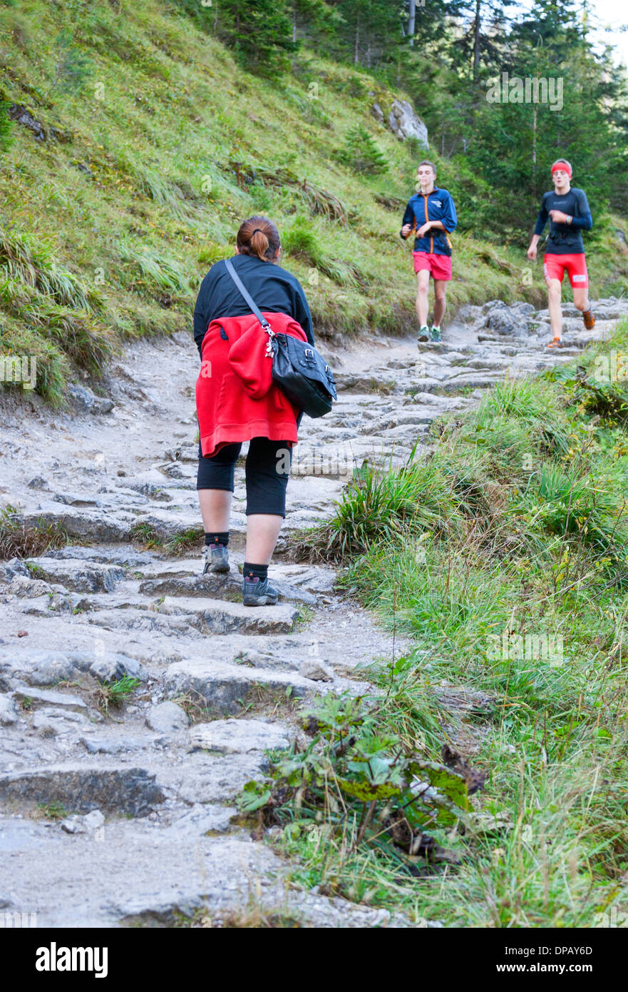 Wanderer und Jogger auf einem felsigen Pfad in Tatra National Park, der hohen Tatra, Zakopane, Polen, Europa Stockfoto