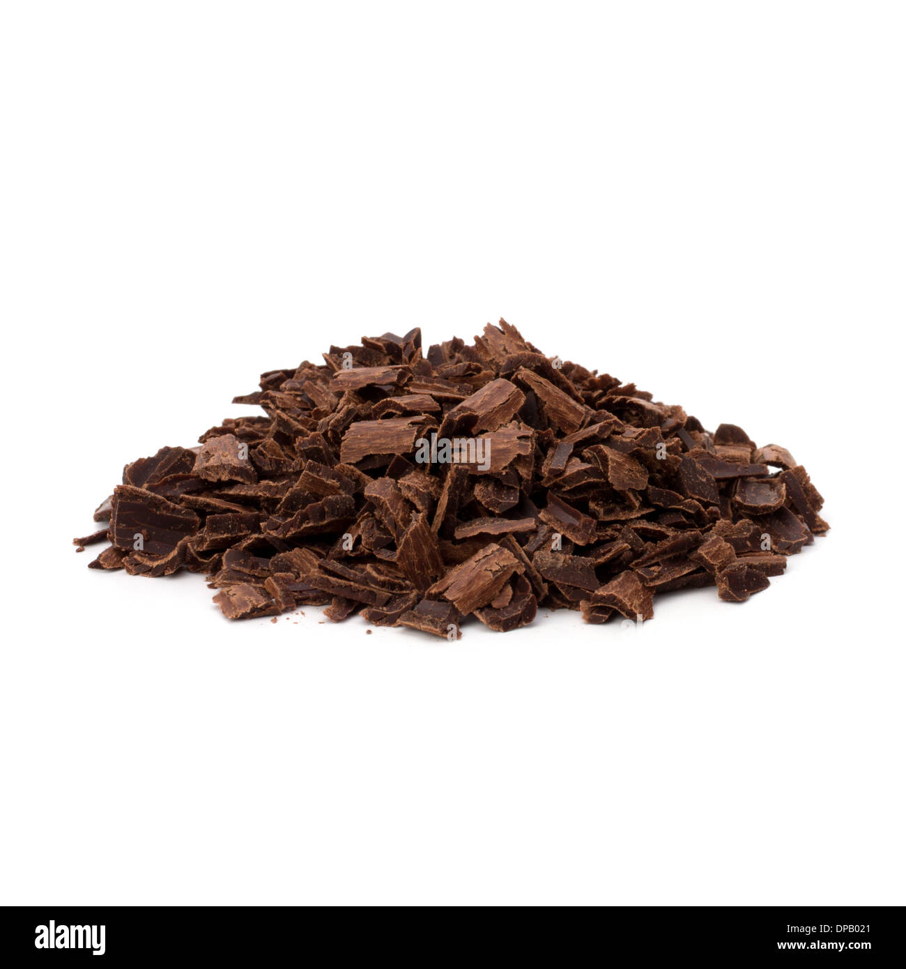 Zerkleinerte Schokolade Späne Haufen isolierten auf weißen Hintergrund Stockfoto