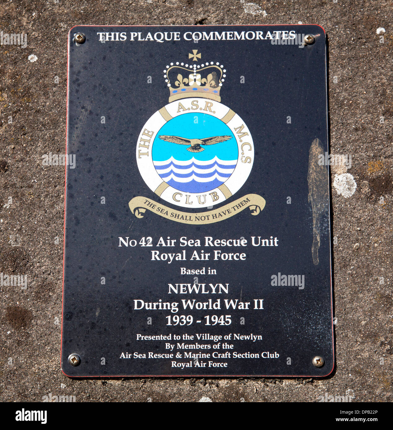 Eine Gedenktafel für die Royal Air Force No42 Luft Meer Rettungseinheit Sitz in Newlyn, Cornwall, Großbritannien während des zweiten Weltkriegs. Stockfoto