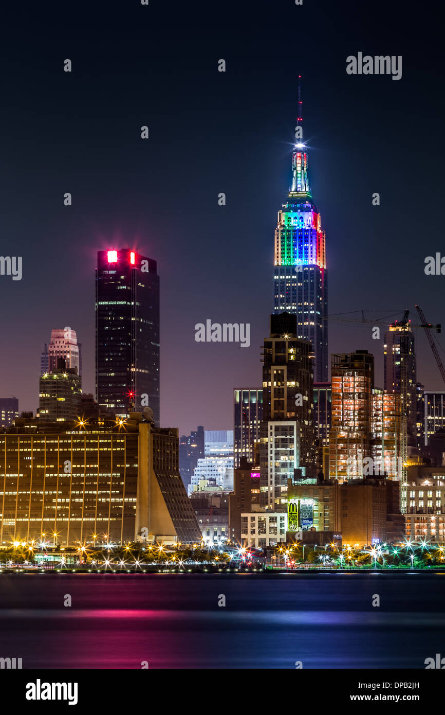 Empire State Building mit Regenbogenfarben beleuchtet, während die Gay-Pride-Wochenende. Stockfoto