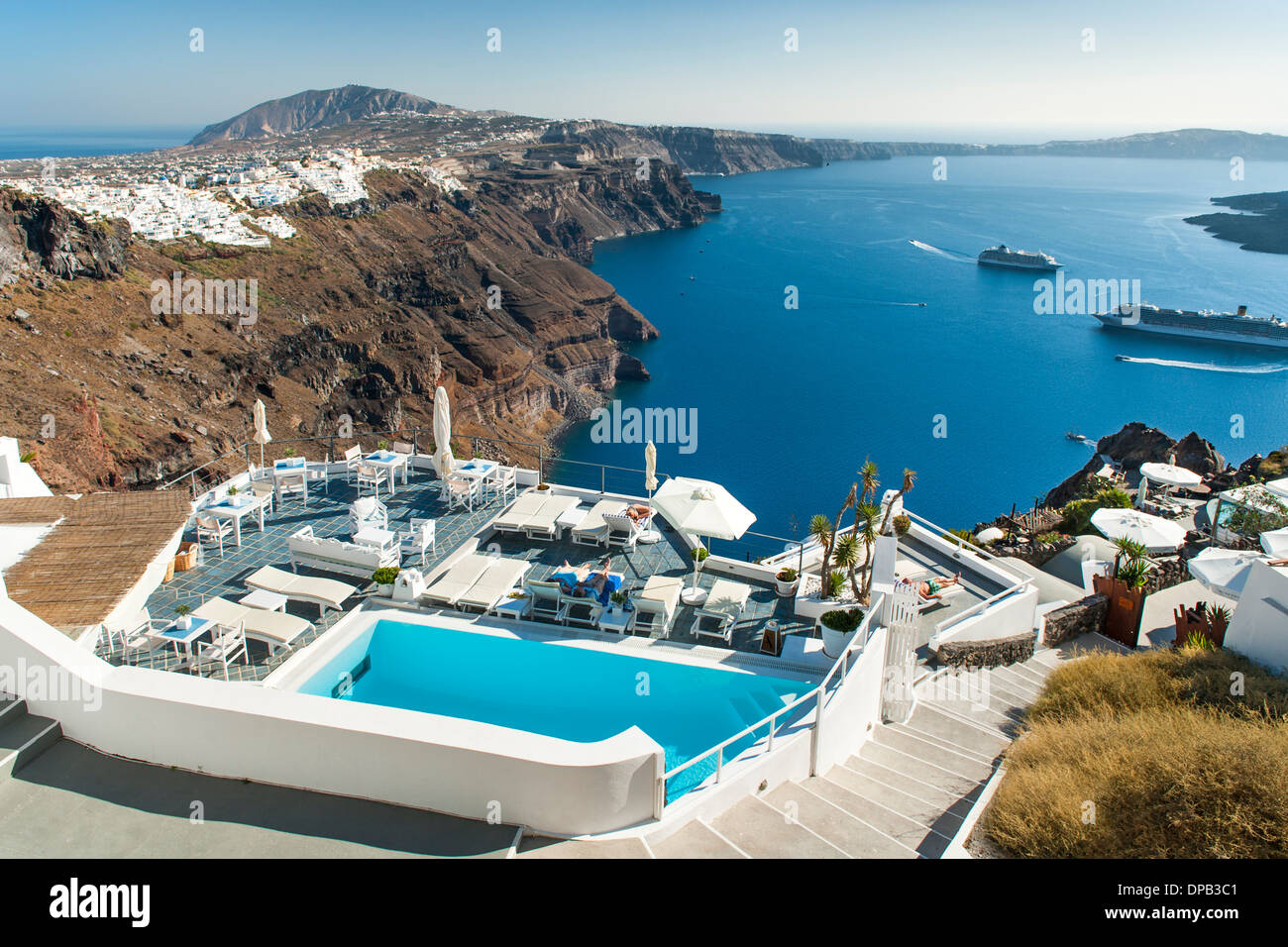 Blick von einem Haus in Imerovigli auf der griechischen Insel Santorin. Stockfoto