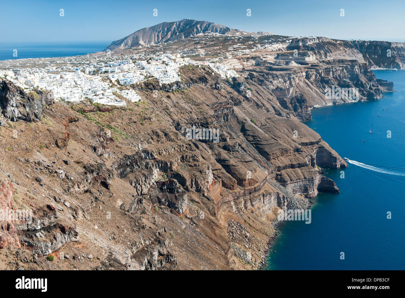 Blick auf die Küste und die Häuser von Fira und Firostefani auf der griechischen Insel Santorin. Stockfoto