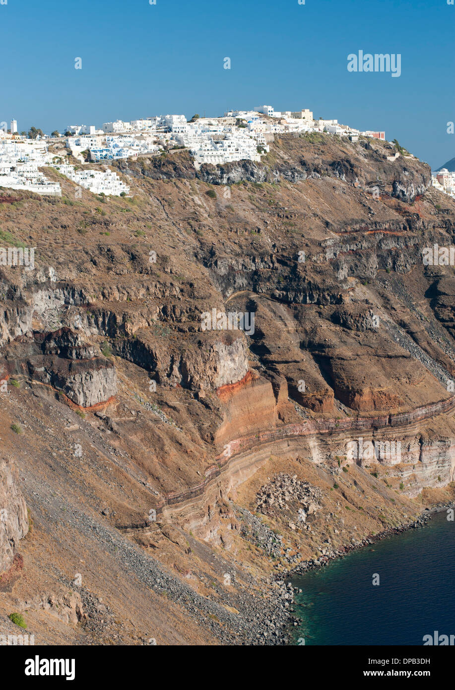 Blick auf die Küste und die Häuser von Firostefani auf der griechischen Insel Santorin. Stockfoto