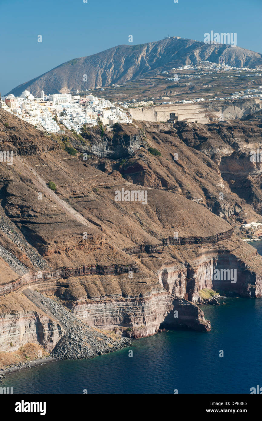 Blick auf die Küste und die Häuser von Fira auf der griechischen Insel Santorin. Stockfoto