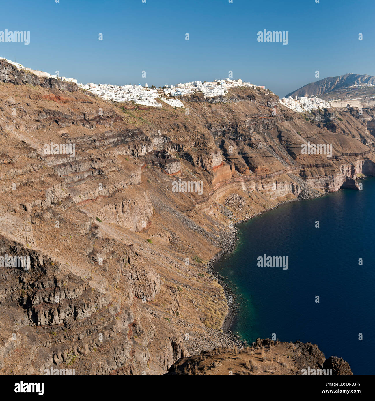 Blick auf die Küste und die Häuser von Fira und Firostefani auf der griechischen Insel Santorin. Stockfoto