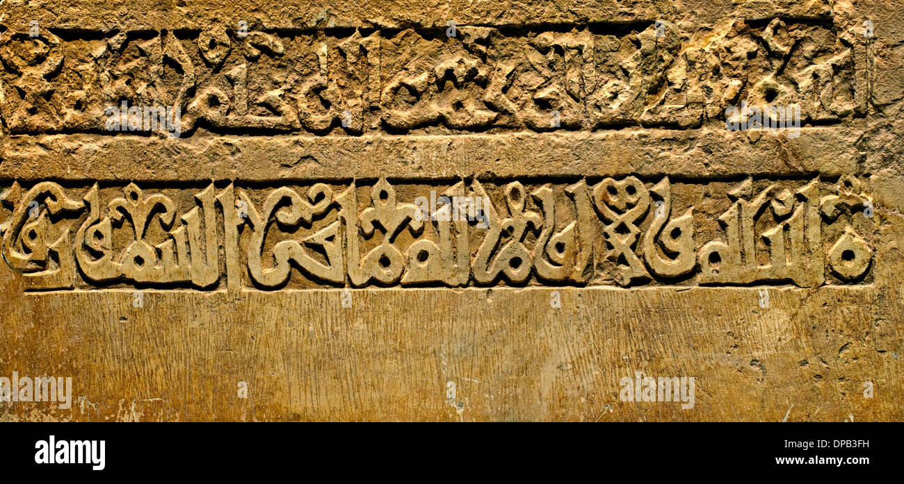 Fragment ein Kenotaph: koranische Inschrift in eckige Arabeske Raqqa Syrien auf 1100-1200 Kalkstein Stockfoto