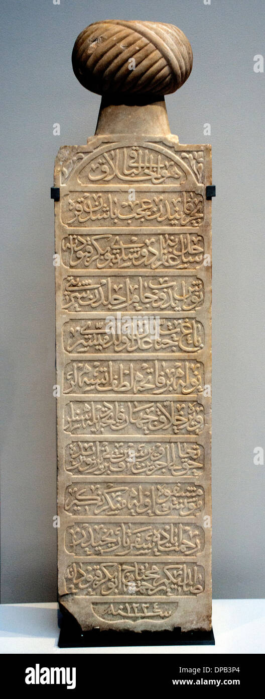 funerary Stele - Stele, gekrönt mit einem Turban und registriert in der osmanischen (Osmanli alte türkische arabische Buchstaben) Türkei 1809 Stockfoto