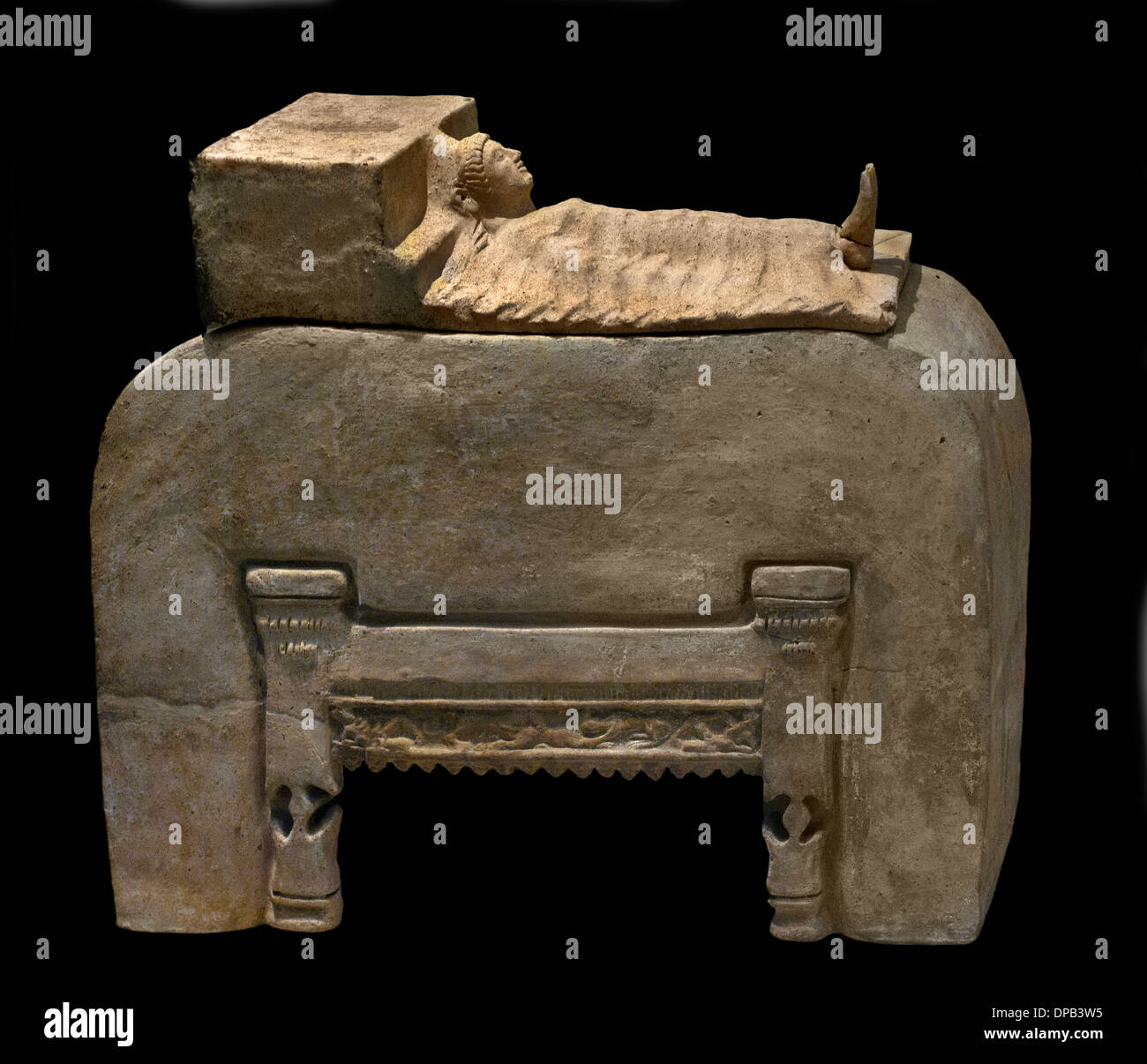 Zurückzuführen Funerary Bestattung Urne (Anzeige eines Körpers auf dem funerary Bett) 510 v. Chr. Cerveteri Etrusker Nekropole Toskana Italien Stockfoto