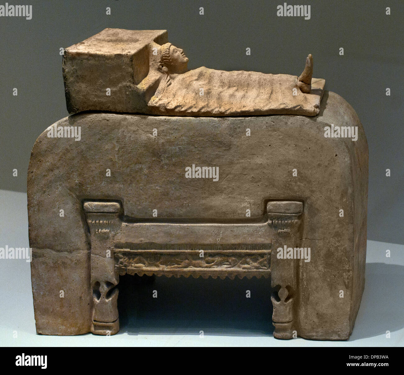 Zurückzuführen Funerary Bestattung Urne (Anzeige eines Körpers auf dem funerary Bett) 510 v. Chr. Cerveteri Etrusker Nekropole Toskana Italien Stockfoto