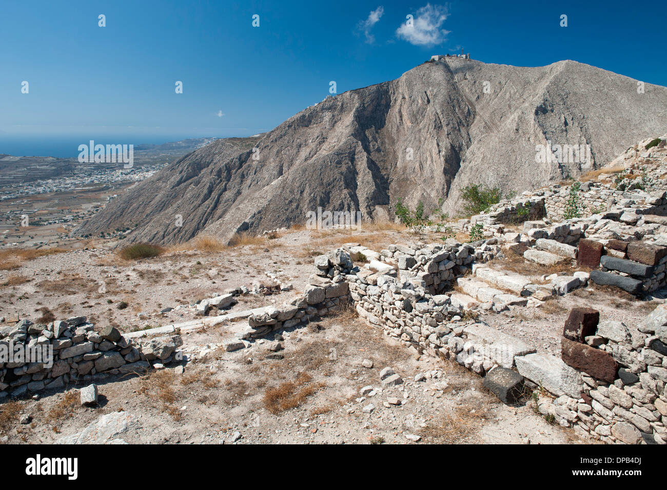 Die Ruinen des antiken Thira auf dem Gipfel des Berges Messavouno auf der griechischen Insel Santorin. Stockfoto