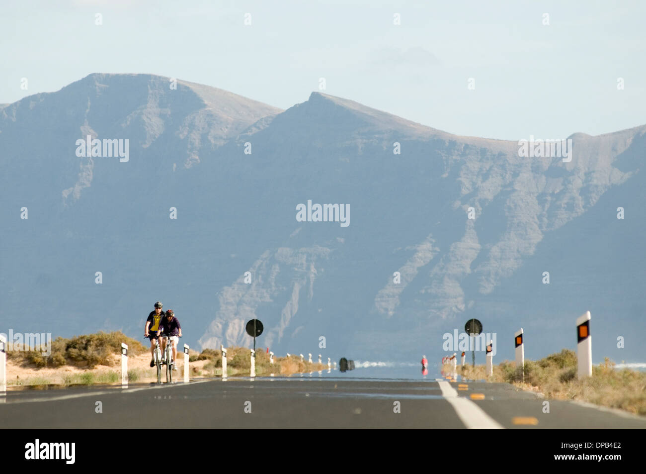Radfahren auf Lanzarote Urlaub Kanaren Insel Kanaren Urlaub Radfahrer Radfahrer Fahrrad Fahrt Reiten Reiter Stockfoto