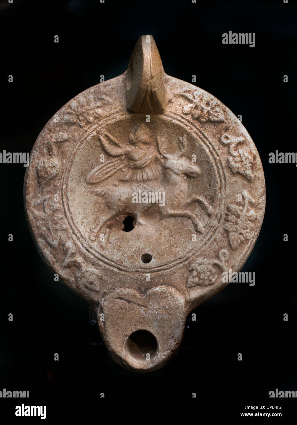 Göttin der Jagd Artemis (die Göttin reitet auf der Lampe auf ein Hirsch-Kuh und schleudert den Speer Jagd) 200 AD Roman Stockfoto